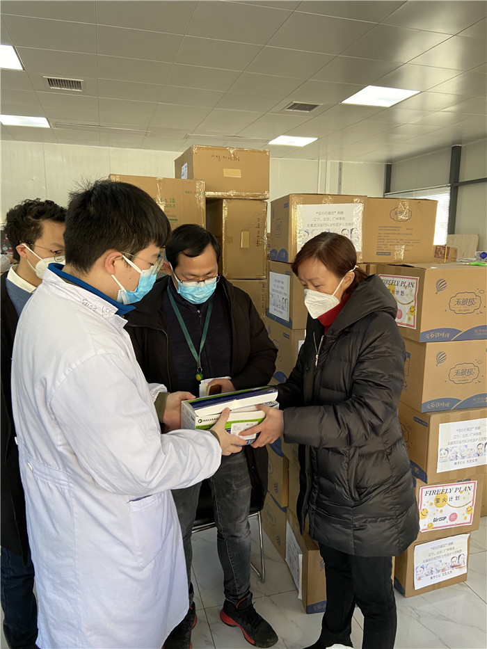 陈萍（右一）甄别口罩.jpg