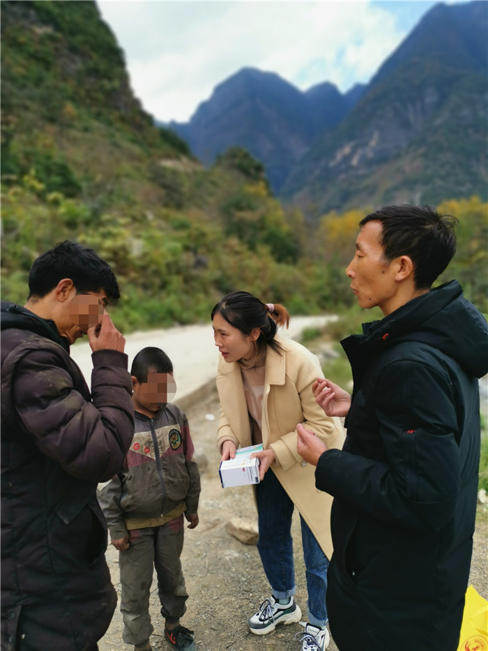 到村上对新发现感染者进行初始服药的第一次依从性教育.jpg