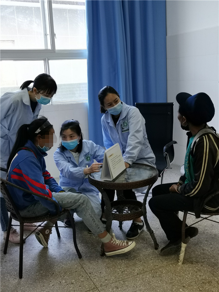 在新门诊对初始治疗的感染者进行依从性教育.jpg