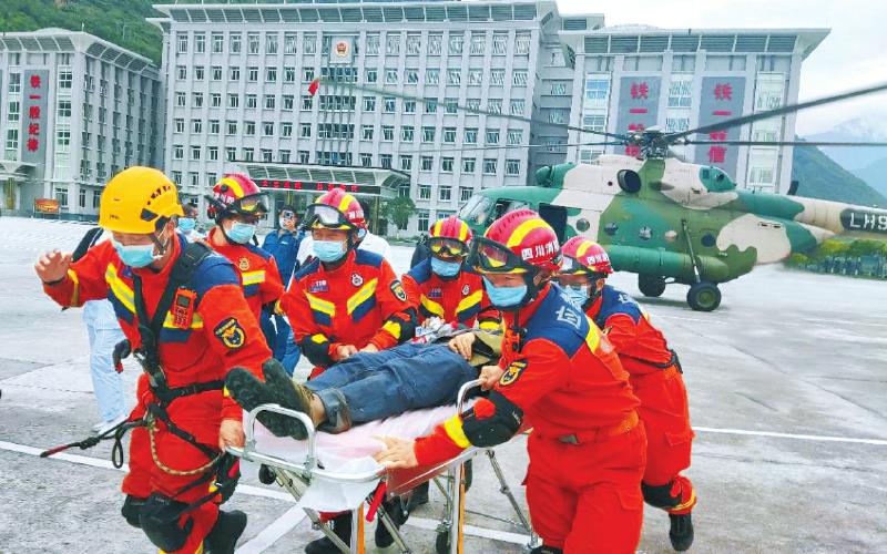 省直机关党员干部积极参与疫情防控和抗震救灾
筑牢守护群众生命健康的“堡垒”「相关图片」