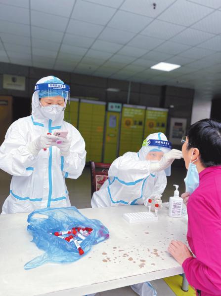 省直机关党员干部积极参与疫情防控和抗震救灾
筑牢守护群众生命健康的“堡垒”「相关图片」