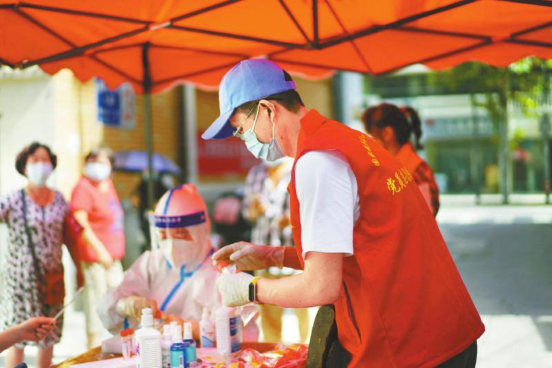 省直机关党员干部积极参与疫情防控和抗震救灾
筑牢守护群众生命健康的“堡垒”「相关图片」