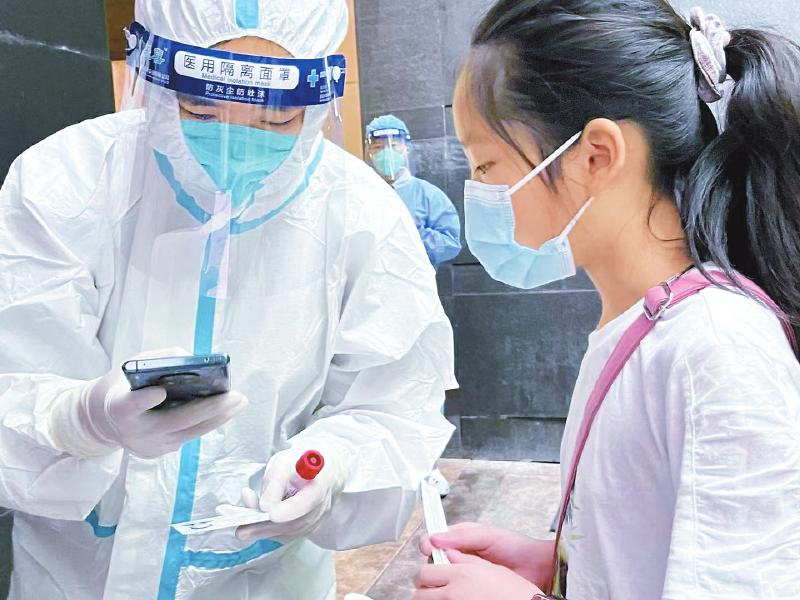省直机关党员干部积极参与疫情防控和抗震救灾
筑牢守护群众生命健康的“堡垒”「相关图片」